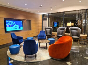 Großzügiger Lounge- und Aufenthaltsbereich im Crowne Plaza Linate mit ruhigen Sitzzonen und Barbereich für Hotelgäste. (Foto: © Bastian Glumm)