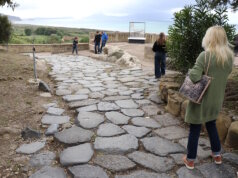 Entdecke Cumae: Italiens älteste griechische Stadt, mystische Sibylle, antike Tempel und Meerblick im Archäologischen Park bei Neapel. (Foto: © Bastian Glumm)