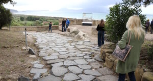 Entdecke Cumae: Italiens älteste griechische Stadt, mystische Sibylle, antike Tempel und Meerblick im Archäologischen Park bei Neapel. (Foto: © Bastian Glumm)