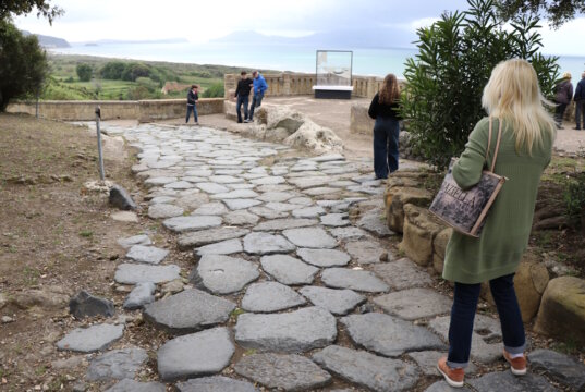 Entdecke Cumae: Italiens älteste griechische Stadt, mystische Sibylle, antike Tempel und Meerblick im Archäologischen Park bei Neapel. (Foto: © Bastian Glumm)
