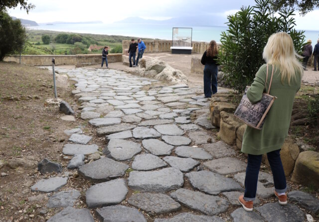 cumae-archaeologischer-park-kampanien-campi-flegrei (11) Entdecke Cumae: Italiens älteste griechische Stadt, mystische Sibylle, antike Tempel und Meerblick im Archäologischen Park bei Neapel. (Foto: © Bastian Glumm)