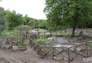 Der Reiz von Cumae liegt nicht allein in seinen Monumenten, sondern in der einzigartigen Verbindung von landschaftlicher Schönheit, historischer Tiefe und fast meditativer Ruhe. (Foto: © Bastian Glumm)