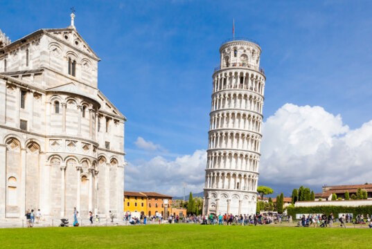 Der Schiefe Turm von Pisa und die Kathedrale Santa Maria Assunta auf der Piazza del Duomo (Piazza dei Miracoli) – ein Ensemble, das seit 1987 zum UNESCO-Welterbe gehört und jährlich Millionen Menschen anzieht. (Foto: © magann/Adobe Stock)