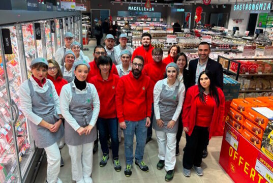 Das Team eines neu eröffneten Despar-Markts: Mit neuen und modernisierten Standorten baut Despar seine Präsenz in Italien weiter aus. (Foto: © Despar Italia)