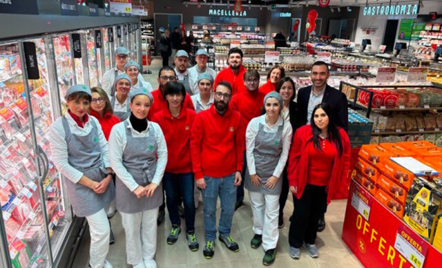Das Team eines neu eröffneten Despar-Markts: Mit neuen und modernisierten Standorten baut Despar seine Präsenz in Italien weiter aus. (Foto: © Despar Italia)