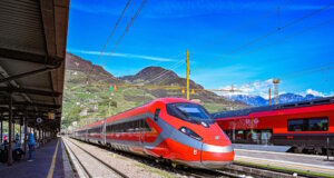Es sind mehr Zug-Direktverbindungen von deutschen Städten nach Italien in der Planung. Frecciarossa ETR 1000 von Trenitalia in Bozen. Im Hintergrund ein Railjet der ÖBB. (Foto: © Deutsche Bahn AG / Dirk Wittmann)