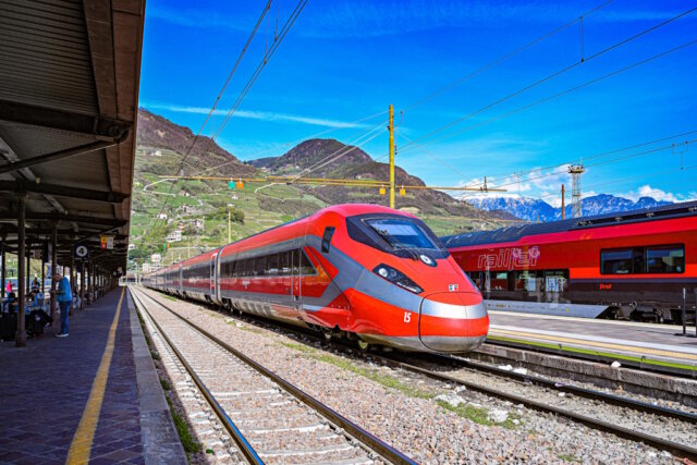 deutsche-bahn-zug-verbindung Es sind mehr Zug-Direktverbindungen von deutschen Städten nach Italien in der Planung. Frecciarossa ETR 1000 von Trenitalia in Bozen. Im Hintergrund ein Railjet der ÖBB. (Foto: © Deutsche Bahn AG / Dirk Wittmann)