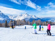 Skifahren in Italien 2025: Ab November gilt Helmpflicht für alle Skifahrer auf einer Piste in den Dolomiten: Ab dem 1. November 2025 gilt in Italien Helmpflicht für alle Wintersportler – unabhängig vom Alter. (Foto: © afinocchiaro /Adobe Stock)