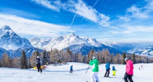 Skifahren in Italien 2025: Ab November gilt Helmpflicht für alle Skifahrer auf einer Piste in den Dolomiten: Ab dem 1. November 2025 gilt in Italien Helmpflicht für alle Wintersportler – unabhängig vom Alter. (Foto: © afinocchiaro /Adobe Stock)
