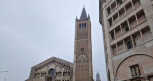 Der Dom von Parma zwischen Romanik und Renaissance Der Dom von Parma mit Campanile auf der Piazza Duomo zeigt die klare Formensprache der oberitalienischen Romanik und bildet zusammen mit dem Baptisterium ein geschlossenes Bauensemble. (Foto: © Bastian Glumm)