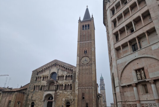 Der Dom von Parma mit Campanile auf der Piazza Duomo zeigt die klare Formensprache der oberitalienischen Romanik und bildet zusammen mit dem Baptisterium ein geschlossenes Bauensemble. (Foto: © Bastian Glumm)