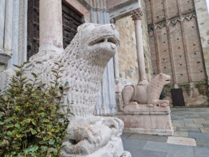 Romanische Tierplastiken am Dom von Parma gehören zur mittelalterlichen Bildsprache der Kathedrale und werden dem Umfeld Benedetto Antelamis zugeschrieben. (Foto: © Bastian Glumm)
