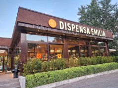 Dispensa Emilia Bologna: Authentische Küche der Emilia-Romagna Direkt gegenüber vom Hotel Fiera in Bologna: das Dispensa Emilia an der Via Stalingrado, wo unser erster Abend in Italien vergangenen Sommer begann und wir nach der langen Fahrt genau das Richtige fanden: gutes Essen, freundliche Atmosphäre und ein Stück echte Emilia-Romagna. (Foto: © Bastian Glumm)