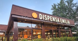 Dispensa Emilia Bologna: Authentische Küche der Emilia-Romagna Direkt gegenüber vom Hotel Fiera in Bologna: das Dispensa Emilia an der Via Stalingrado, wo unser erster Abend in Italien vergangenen Sommer begann und wir nach der langen Fahrt genau das Richtige fanden: gutes Essen, freundliche Atmosphäre und ein Stück echte Emilia-Romagna. (Foto: © Bastian Glumm)