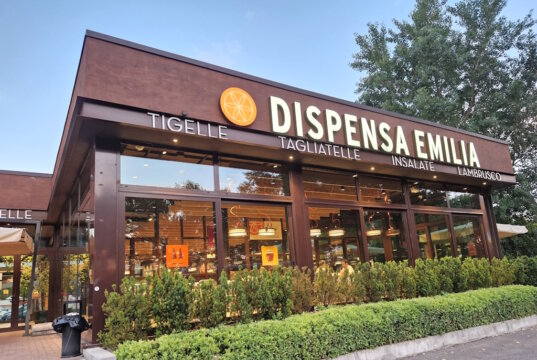 Direkt gegenüber vom Hotel Fiera in Bologna: das Dispensa Emilia an der Via Stalingrado, wo unser erster Abend in Italien vergangenen Sommer begann und wir nach der langen Fahrt genau das Richtige fanden: gutes Essen, freundliche Atmosphäre und ein Stück echte Emilia-Romagna. (Foto: © Bastian Glumm)