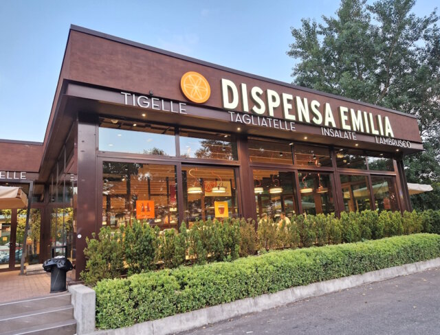 emilia-dispensa-bologna-restaurant (1) Direkt gegenüber vom Hotel Fiera in Bologna: das Dispensa Emilia an der Via Stalingrado, wo unser erster Abend in Italien vergangenen Sommer begann und wir nach der langen Fahrt genau das Richtige fanden: gutes Essen, freundliche Atmosphäre und ein Stück echte Emilia-Romagna. (Foto: © Bastian Glumm)