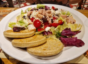 Unser erster Abend in Bologna begann mit einem frischen Salat mit Thunfisch, Kirschtomaten, Oliven und Feta. Die warmen Tigelle dazu waren perfekt und passten wunderbar nach der langen Fahrt. (Foto: © Bastian Glumm)