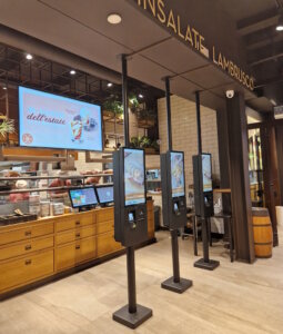 Bestellen wie von selbst: Im Dispensa Emilia läuft alles digital. An den modernen Terminals wählt man seine Gerichte aus, bezahlt kontaktlos und bekommt das Essen kurz darauf frisch aus der Küche. (Foto: © Bastian Glumm)