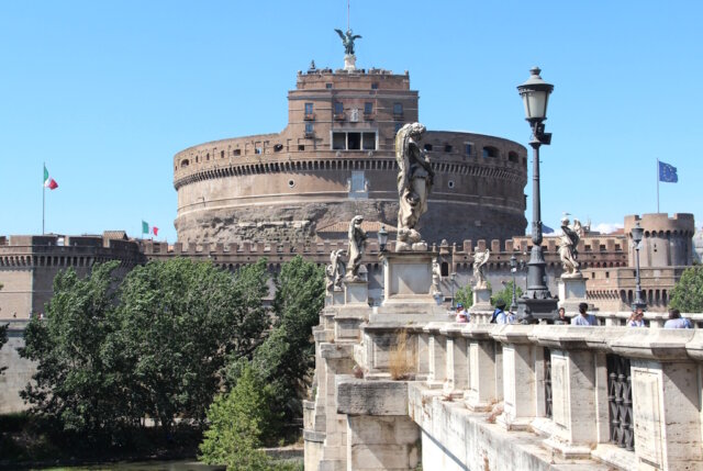 Die Engelsburg in Rom wurde ursprünglich als Mausoleum für Kaiser Hadrian im Jahr 139 n. Chr. errichtet. Das Gebäude überdauerte die Jahrhunderte, wurde aber immer wieder aus- und umgebaut. (Foto: © Bastian Glumm)