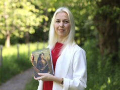 Autorin Svitlana Glumm mit ihrem Debütroman Engelsklinge – Tödlicher Schlag, der unter anderem in Mailand, Rom und Florenz spielt. (Foto: © Bastian Glumm)