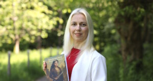 Autorin Svitlana Glumm mit ihrem Debütroman Engelsklinge – Tödlicher Schlag, der unter anderem in Mailand, Rom und Florenz spielt. (Foto: © Bastian Glumm)