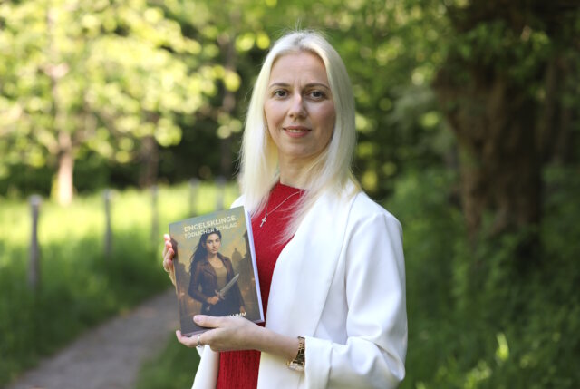 engelsklinge-svitlana-glumm Autorin Svitlana Glumm mit ihrem Debütroman Engelsklinge – Tödlicher Schlag, der unter anderem in Mailand, Rom und Florenz spielt. (Foto: © Bastian Glumm)
