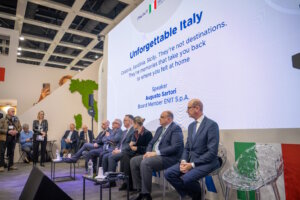 Diskussionsrunde am Italien-Stand auf der ITB Berlin: Vertreter der italienischen Tourismusbranche stellten neue Strategien und Kampagnen für den deutschen Reisemarkt vor. (Foto: © ENIT)