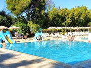 Erfrischung im Grünen: Der Poolbereich des EraOra Hotel Village lädt zum Baden und Entspannen ein – ideal für Jung und Alt. (Foto: © Diana Piskova)