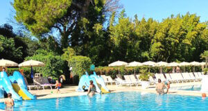 Erfrischung im Grünen: Der Poolbereich des EraOra Hotel Village lädt zum Baden und Entspannen ein – ideal für Jung und Alt. (Foto: © Diana Piskova)