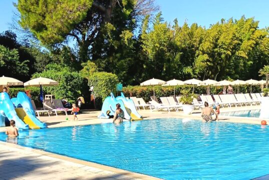 Erfrischung im Grünen: Der Poolbereich des EraOra Hotel Village lädt zum Baden und Entspannen ein – ideal für Jung und Alt. (Foto: © Diana Piskova)