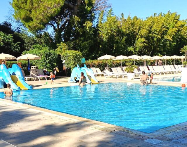 Erfrischung im Grünen: Der Poolbereich des EraOra Hotel Village lädt zum Baden und Entspannen ein – ideal für Jung und Alt. (Foto: © Diana Piskova)
