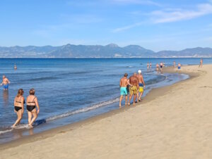 Ruhe und Bewegung: Ein Spaziergang entlang der Küste von Paestum gehört zu den schönsten Momenten des Urlaubs. (Foto: © Diana Piskova)