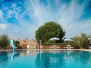Relais Antico Podere San Francesco an der Etruskerküste: Kinder plantschen im Pool mit Rutsche, der in der Nebensaison sogar beheizt wird, oder toben sich auf dem Spielplatz aus. (Foto: © Antico Podere San Francesco)