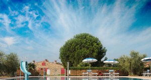 Relais Antico Podere San Francesco an der Etruskerküste: Kinder plantschen im Pool mit Rutsche, der in der Nebensaison sogar beheizt wird, oder toben sich auf dem Spielplatz aus. (Foto: © Antico Podere San Francesco)