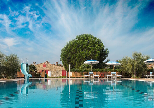 etruskerkueste-toskana-urlaub (1) Relais Antico Podere San Francesco an der Etruskerküste: Kinder plantschen im Pool mit Rutsche, der in der Nebensaison sogar beheizt wird, oder toben sich auf dem Spielplatz aus. (Foto: © Antico Podere San Francesco)