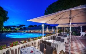 Direkt am Tyrrhenischen Meer gelegen, überzeugt das 4-Sterne-Hotel in Marina di Bibbona mit seinem privaten Strand und zwei großzügigen Pools. (Foto: © Park Hotel Marinetta)