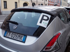 Ein großes „P“ im Heckfenster kennzeichnet in Italien einen Fahranfänger („principiante“) und soll andere Verkehrsteilnehmer zu besonderer Rücksicht im Straßenverkehr anhalten. (Foto: © august.columbo / Adobe Stock)