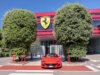 Ferrari: Aufstieg und Faszination der roten italienischen Ikone Das Ferrari-Museum in Modena: Ein moderner Sportwagen vor dem markanten Eingang, an dem Ferraris Geschichte, Designkultur und motorsportliche Tradition für Besucher erlebbar werden. (Foto: © Torval Mork / Adobe Stock)