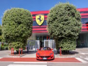 Ferrari: Aufstieg und Faszination der roten italienischen Ikone Das Ferrari-Museum in Modena: Ein moderner Sportwagen vor dem markanten Eingang, an dem Ferraris Geschichte, Designkultur und motorsportliche Tradition für Besucher erlebbar werden. (Foto: © Torval Mork / Adobe Stock)