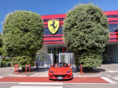 Ferrari: Aufstieg und Faszination der roten italienischen Ikone Das Ferrari-Museum in Modena: Ein moderner Sportwagen vor dem markanten Eingang, an dem Ferraris Geschichte, Designkultur und motorsportliche Tradition für Besucher erlebbar werden. (Foto: © Torval Mork / Adobe Stock)