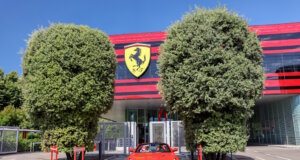 Ferrari: Aufstieg und Faszination der roten italienischen Ikone Das Ferrari-Museum in Modena: Ein moderner Sportwagen vor dem markanten Eingang, an dem Ferraris Geschichte, Designkultur und motorsportliche Tradition für Besucher erlebbar werden. (Foto: © Torval Mork / Adobe Stock)