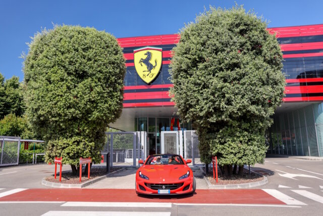 ferrari-museum-modena Das Ferrari-Museum in Modena: Ein moderner Sportwagen vor dem markanten Eingang, an dem Ferraris Geschichte, Designkultur und motorsportliche Tradition für Besucher erlebbar werden. (Foto: © Torval Mork / Adobe Stock)