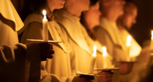 Festa di Santa Lucia: Das Lichterfest Italiens, das die Dunkelheit vertreibt Kerzenlicht zur Festa di Santa Lucia: Lichter und Kerzen stehen symbolisch für Hoffnung und Neubeginn. Am 13. Dezember prägen sie Prozessionen und religiöse Feiern in vielen Regionen Italiens. (Foto: © bzzup / Adobe Stock)