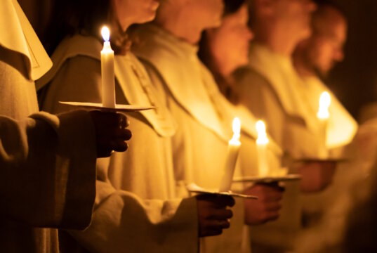 Kerzenlicht zur Festa di Santa Lucia: Lichter und Kerzen stehen symbolisch für Hoffnung und Neubeginn. Am 13. Dezember prägen sie Prozessionen und religiöse Feiern in vielen Regionen Italiens. (Foto: © bzzup / Adobe Stock)