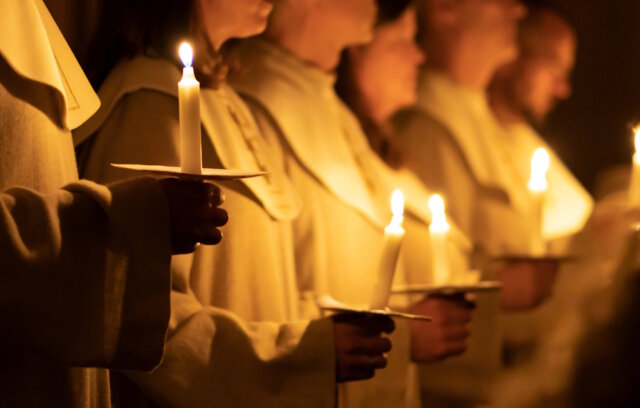 Image of People handling candles in the hands. Christmas and lucia holidays Kerzenlicht zur Festa di Santa Lucia: Lichter und Kerzen stehen symbolisch für Hoffnung und Neubeginn. Am 13. Dezember prägen sie Prozessionen und religiöse Feiern in vielen Regionen Italiens. (Foto: © bzzup / Adobe Stock)