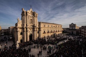 Syrakus am 13. Dezember: Vor dem Dom von Syrakus versammeln sich jedes Jahr tausende Gläubige zur Festa di Santa Lucia. Die feierliche Prozession zählt zu den bedeutendsten religiösen Ereignissen Siziliens. (Foto: © giuppyuccello / Adobe Stock)