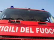 Ein Einsatzfahrzeug der Vigili del Fuoco: Die roten Löschfahrzeuge mit weißer Beschriftung sind das unverwechselbare Markenzeichen der staatlichen Feuerwehr, die in ganz Italien für Brand- und Rettungseinsätze bereitsteht. (Foto: © fotografiche.eu / Adobe Stock)