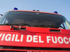 Feuer, Wasser, Lebensretter: Wie Italiens Feuerwehr organisiert ist Ein Einsatzfahrzeug der Vigili del Fuoco: Die roten Löschfahrzeuge mit weißer Beschriftung sind das unverwechselbare Markenzeichen der staatlichen Feuerwehr, die in ganz Italien für Brand- und Rettungseinsätze bereitsteht. (Foto: © fotografiche.eu / Adobe Stock)