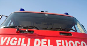Feuer, Wasser, Lebensretter: Wie Italiens Feuerwehr organisiert ist Ein Einsatzfahrzeug der Vigili del Fuoco: Die roten Löschfahrzeuge mit weißer Beschriftung sind das unverwechselbare Markenzeichen der staatlichen Feuerwehr, die in ganz Italien für Brand- und Rettungseinsätze bereitsteht. (Foto: © fotografiche.eu / Adobe Stock)