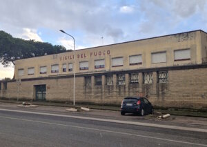 Eine Feuerwache der Vigili del Fuoco in Süditalien: Schlichte, funktionale Gebäudestrukturen prägen vielerorts das Bild der staatlichen Feuerwehr, die landesweit präsent ist – von Großstädten bis zu kleinen Gemeinden. (Foto: © Bastian Glumm)